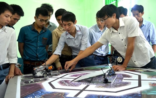 SV Khoa Điện - Điện tử làm trọng tài cuộc thi Robothon Quốc gia